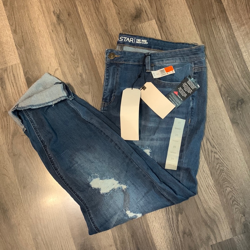NWT Mid rise distressed jeggings